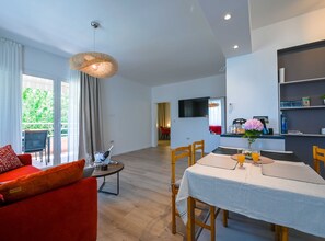 Appartamento (Classic One Bedroom Apartment with Te) | Soggiorno | TV a schermo piatto 32 pollici con canali satellitari