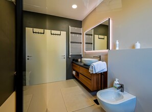 Apartment (Standard One Bedroom Apartment with T) | Badezimmer | Dusche, Handtücher