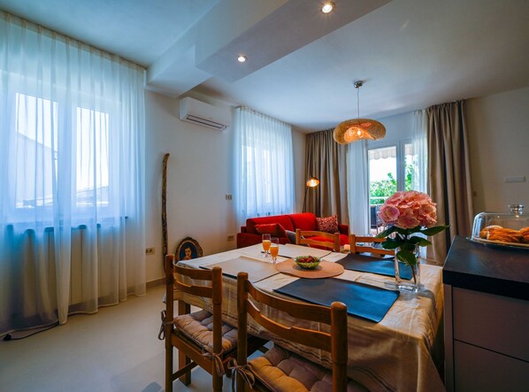 Huoneisto (Classic One Bedroom Apartment with Te) | Olohuone | 32–tuumainen taulutelevisio, jossa satelliittikanavat