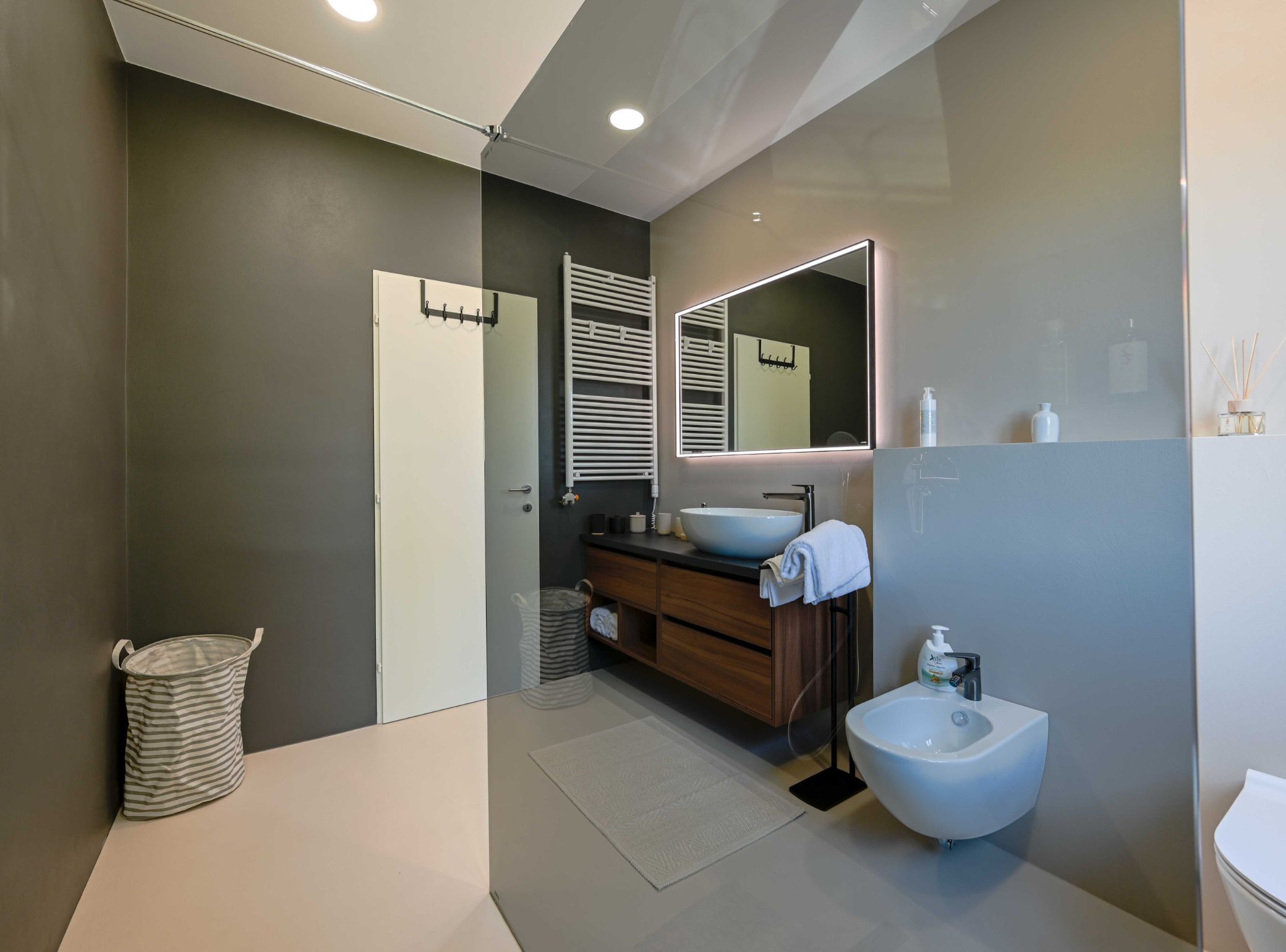 Appartement (Standard One Bedroom Apartment with T) | Salle de bain | Douche, serviettes fournies