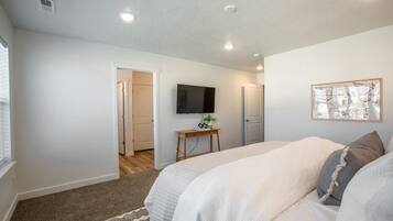 4 bedrooms, desk, free WiFi, bed sheets