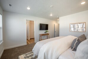 4 bedrooms, desk, free WiFi, bed sheets