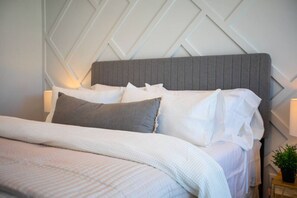 4 bedrooms, desk, free WiFi, bed sheets