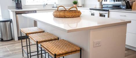 ثلاجة، ميكروويف، فرن، موقد طهي مسطح