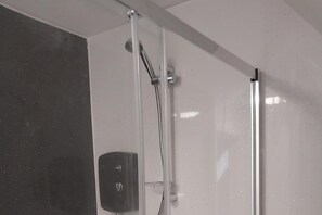 Buồng tắm vòi sen, máy sấy tóc, khăn tắm, giấy vệ sinh