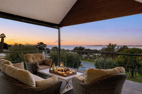 Waterfront Retreat | Estuary Views & Balcony