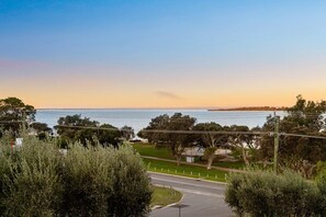 A coastal road with a park and a view of the sea. - Waterfront Retreat | Estuary Views & Balcony (Dawesville)