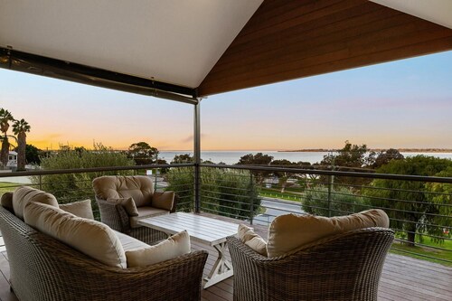 Chillin' in Cozy Waterfront Family Friendly Retreat