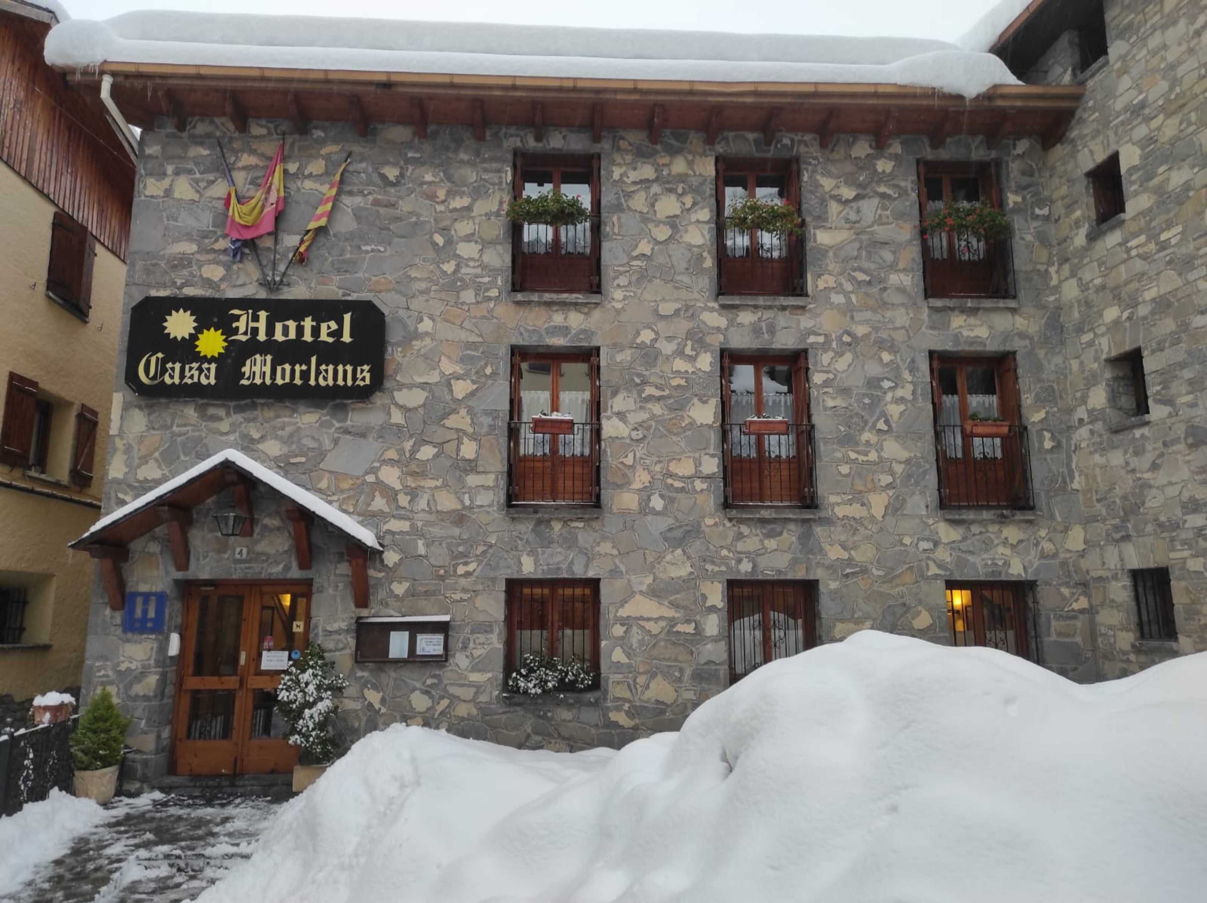 Un edificio de piedra con un letrero que dice 'Hotel Casa Molarus'.