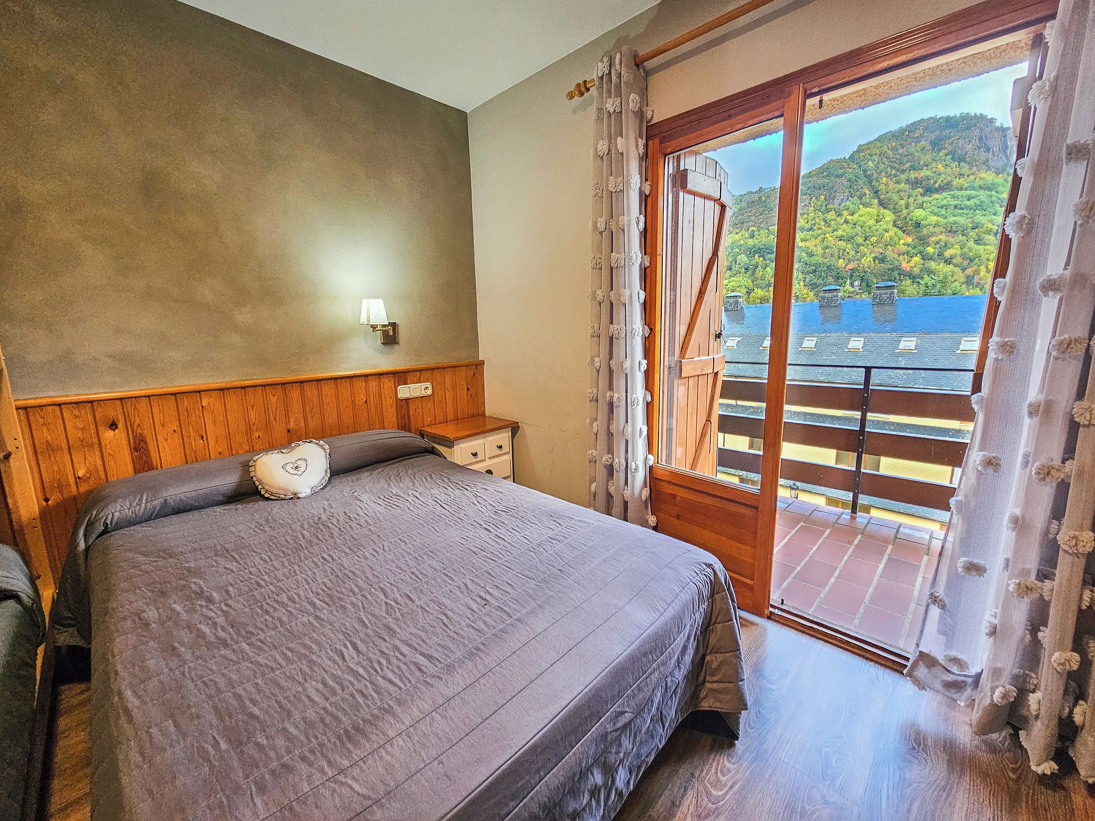 Room, Multiple Beds, Non Smoking | Free WiFi, bed sheets