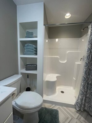 Dusche, Haartrockner, Handtücher, Toilettenpapier
