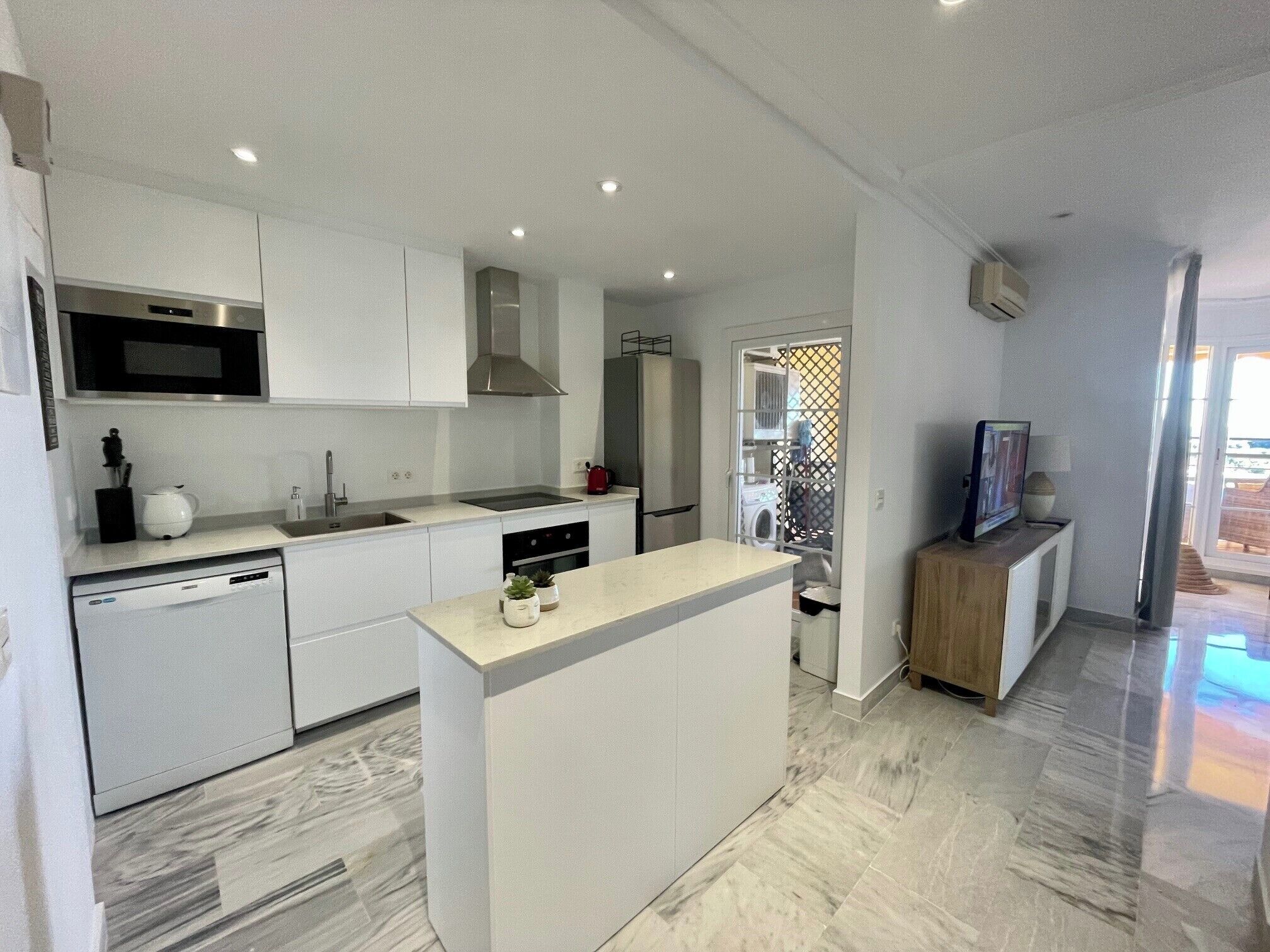 Apartamento | Cocina privada | Frigorífico, microondas, horno y placa de cocina