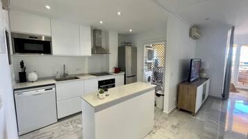 Apartamento | Cocina privada | Frigorífico, microondas, horno y placa de cocina