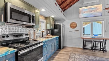 KylskÄp, mikrovÄgsugn, ugn och spishÀll