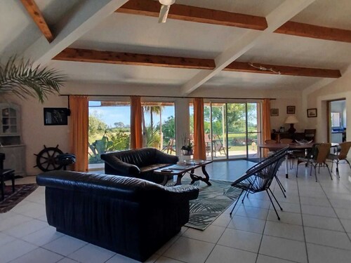 Country house with swimming pool, overlooking 15 ha of meadows, 10 mns from Arles.