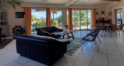 Country house with swimming pool, overlooking 15 ha of meadows, 10 mns from Arles.