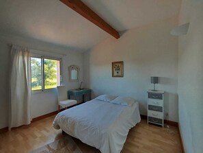 4 bedrooms, desk, iron/ironing board, travel crib