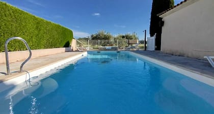 Maison de campagne avec piscine, vue sur 15 ha de prairies, Ă 8 kms dâArles.