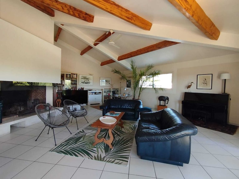 Maison De Campagne Avec Piscine, Vue Sur 15 Ha De Prairies, à 8 Kms Darles. - Bouches-du-Rhône