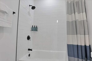Dusche, Haartrockner, Handtücher, Shampoo