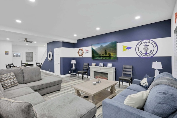 Cozy open-concept living room with a queen-sized pull-out sofa, perfect for relaxing or accommodating extra guests.