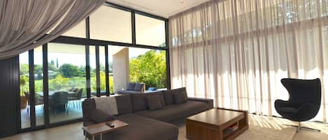 Villa (Four Bedroom Villa) | Oppholdsrom | En 32-tommers Flatskjerm-TV med Parabol-TV