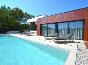 Villa (Four Bedroom Villa) | Utendørsbasseng | Utendørsbasseng og solsenger