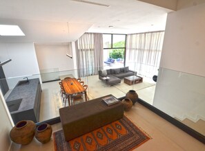 Vila (Four Bedroom Villa) | Ruang keluarga | Televisi layar datar 32-inci dengan saluran TV satelit