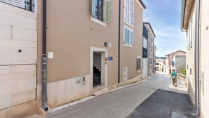 A narrow street with buildings on both sides, featuring a mix of residential and commercial properties. - Charming Bright Gem Rovinj Downtown (Rovinj)