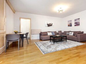 公寓 (Two Bedroom Apartment with Terrace) | 客廳 | 平面電視