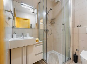 Departamento (Two Bedroom Apartment with Terrace) | Baño | Regadera y toallas 