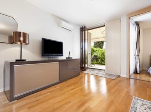 Departamento (Two Bedroom Apartment with Terrace) | Sala de estar | Televisión de pantalla plana 
