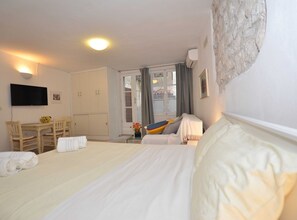 Studio (Studio Apartment)