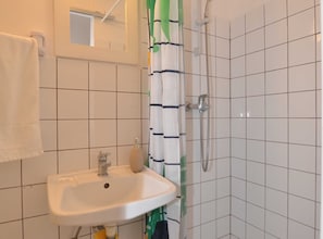 Studio (Studio Apartment) | Bathroom | Shower, towels - La Dolce Vita Studio (Rovinj)