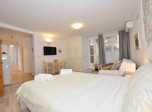 Studio (Studio Apartment)