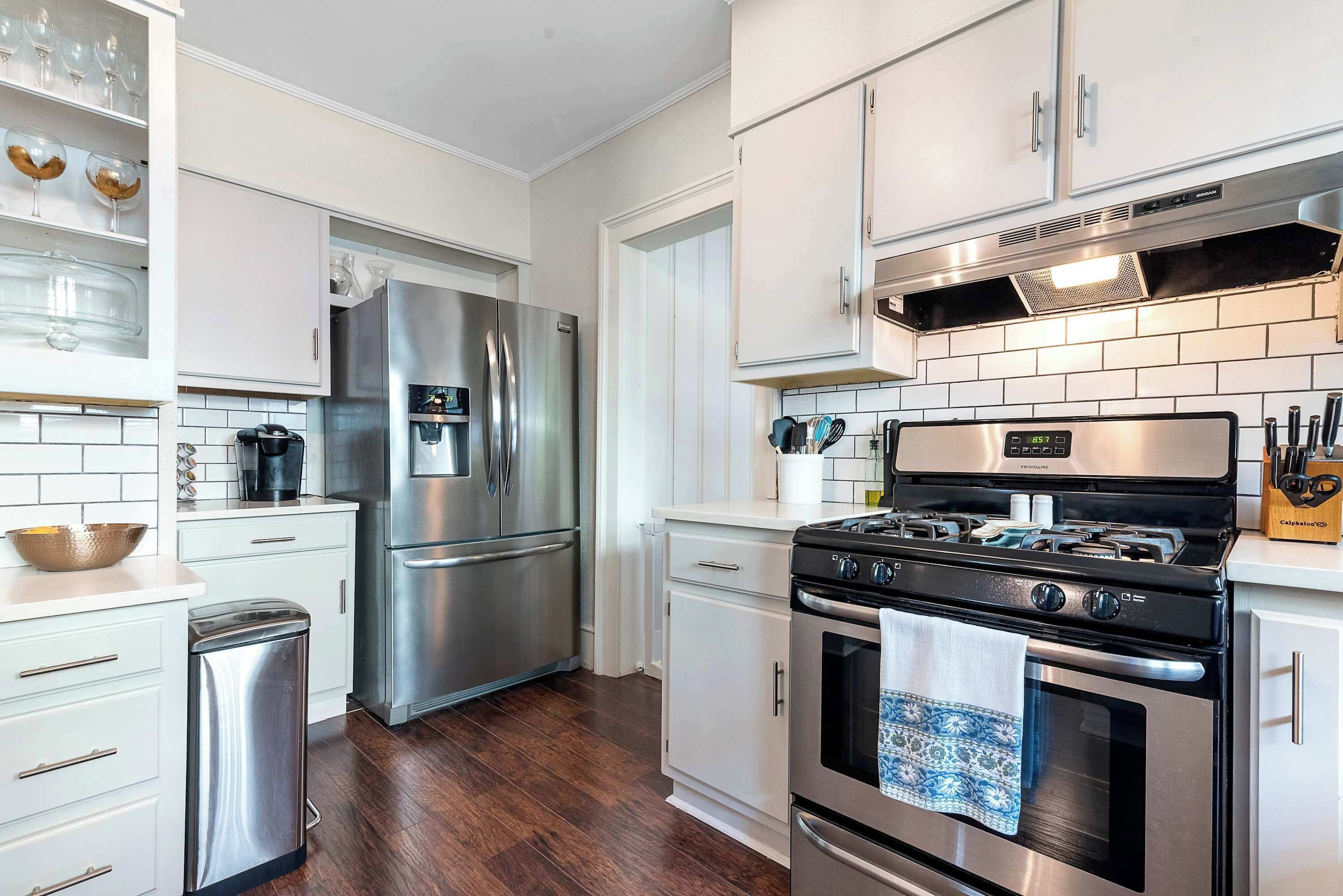 Réfrigérateur, four à micro-ondes, un four, surface de cuisson