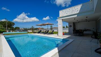 Villa (Four Bedroom Villa with Pool) | Utendørsbasseng | Utendørsbasseng, bassengparasoller og solsenger