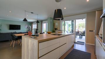 Villa (Four Bedroom Villa with Pool) | Eget kjøkken | Kjøleskap