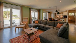 Villa (Four Bedroom Villa with Pool) | Oppholdsrom