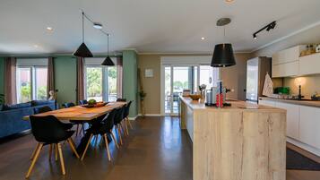 Villa (Four Bedroom Villa with Pool) | Eget kjøkken | Kjøleskap