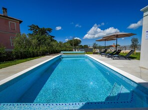 Villa (Four Bedroom Villa with Pool) | Buitenzwembad | Een buitenzwembad, parasols bij het zwembad en ligstoelen