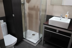 Comfort Apartment | Bathroom | Shower, hair dryer, towels, soap