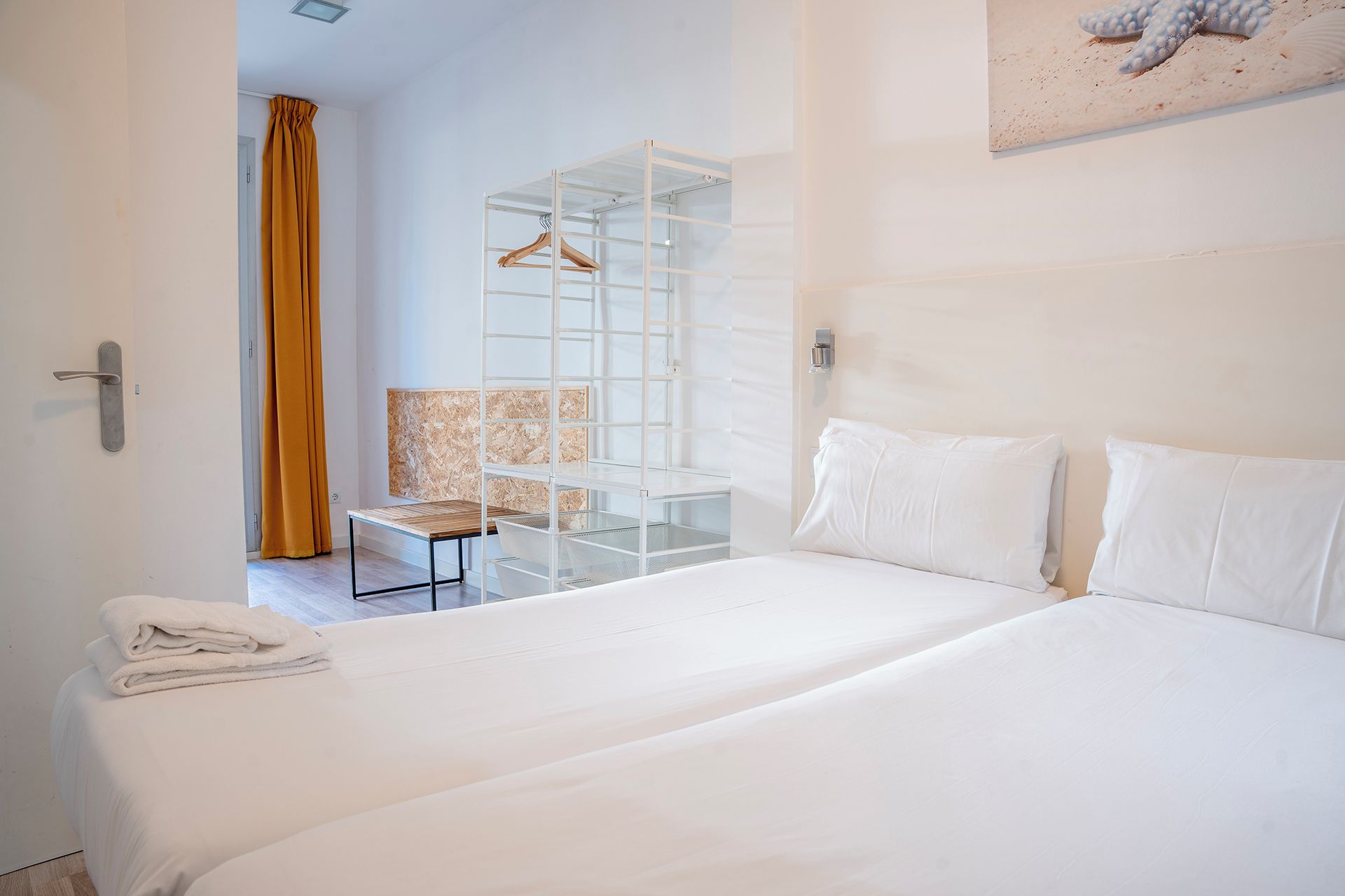 Ein Hotelzimmer mit einem Bett, einem Schreibtisch und einem Kleiderschrank.