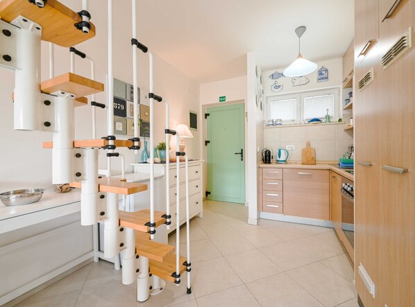 Appartement (Three Bedroom Apartment with Balcony) | Escalier