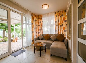 Leilighet (Two Bedroom Apartment with Terrace) | Oppholdsrom | En 32-tommers Flatskjerm-TV med Parabol-TV