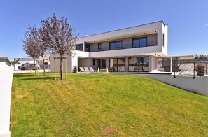 Property entrance - Spacious Villa With Pool and Garden in Stokovci (Svetvincenat)