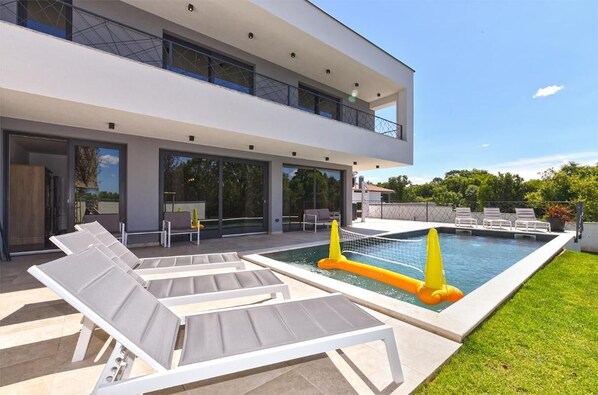 Villa, 3 Schlafzimmer, eigener Pool, Gartenblick | Pool | Außenpool