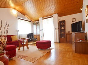 Lejlighed (Green Oasis Family Getaway) | Stue | 32-tommers fladskærms-tv med satellitkanaler