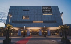 A building with a sign reading 'Teatro Del Maggio Musicale Fiorentino.' - Casa Macri, apartment in Santa Maria Novella (Firenze)