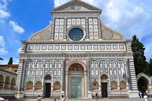 A historic building with a central dome, arched windows, and intricate facade details. - Casa Macri, apartment in Santa Maria Novella (Firenze)